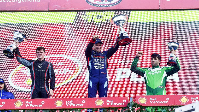Mariano Werner celebra desde lo más alto del podio la primera victoria de Foton en la categoría | Prensa ACTC