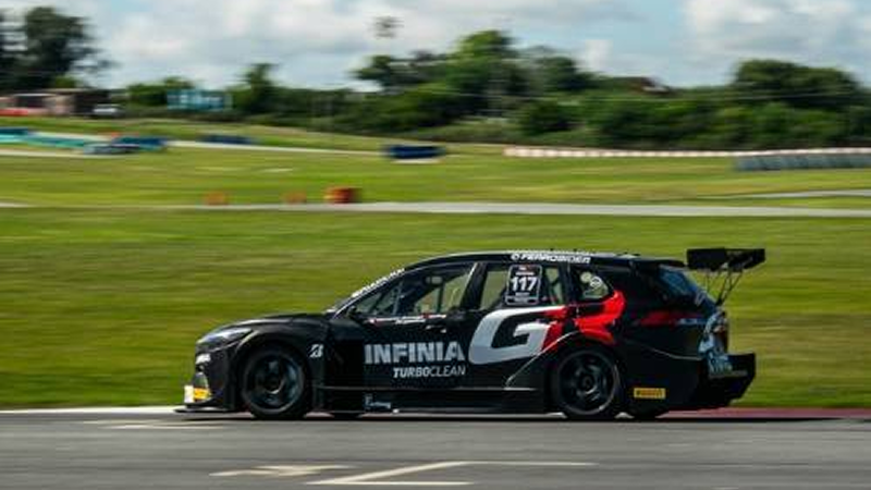 Rossi lideró el primer entrenamiento en Mercedes