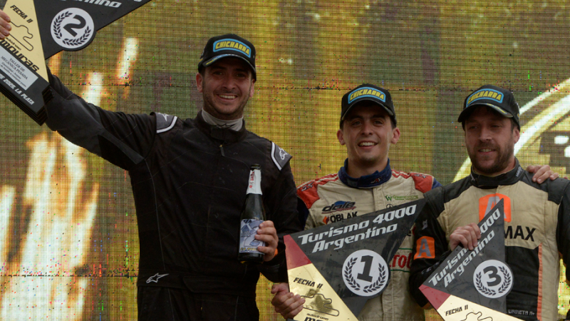 Daniel Nefa junto a Facundo Barnetche y Juan Agustín Urbieta, protagonistas del podio en La Plata | Imagen Prensa Turismo 4000